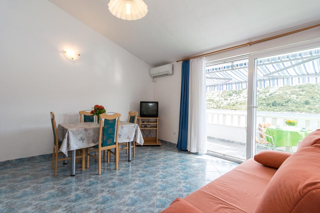 Apartments Mirko Vinišće Oda fotoğraf